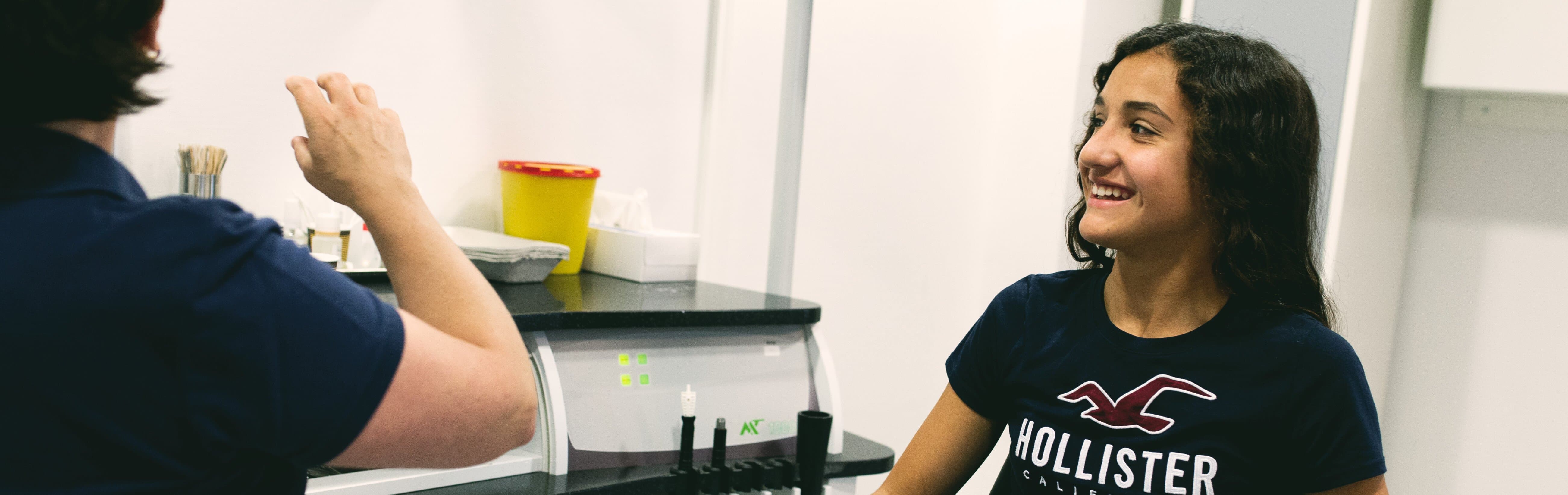 Barn och läkare i undersökningsrum