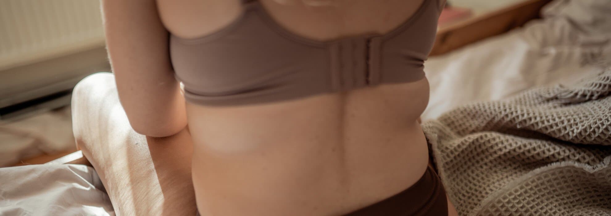 kvinna chattar via mobiltelefon kvinna chattar via mobiltelefon