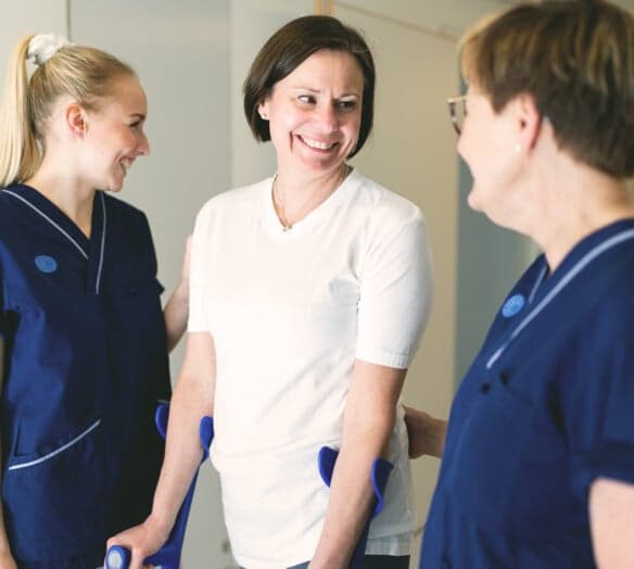 Patient går med kryckor på Capio Specialistvård Motala Patient går med kryckor på Capio Specialistvård Motala