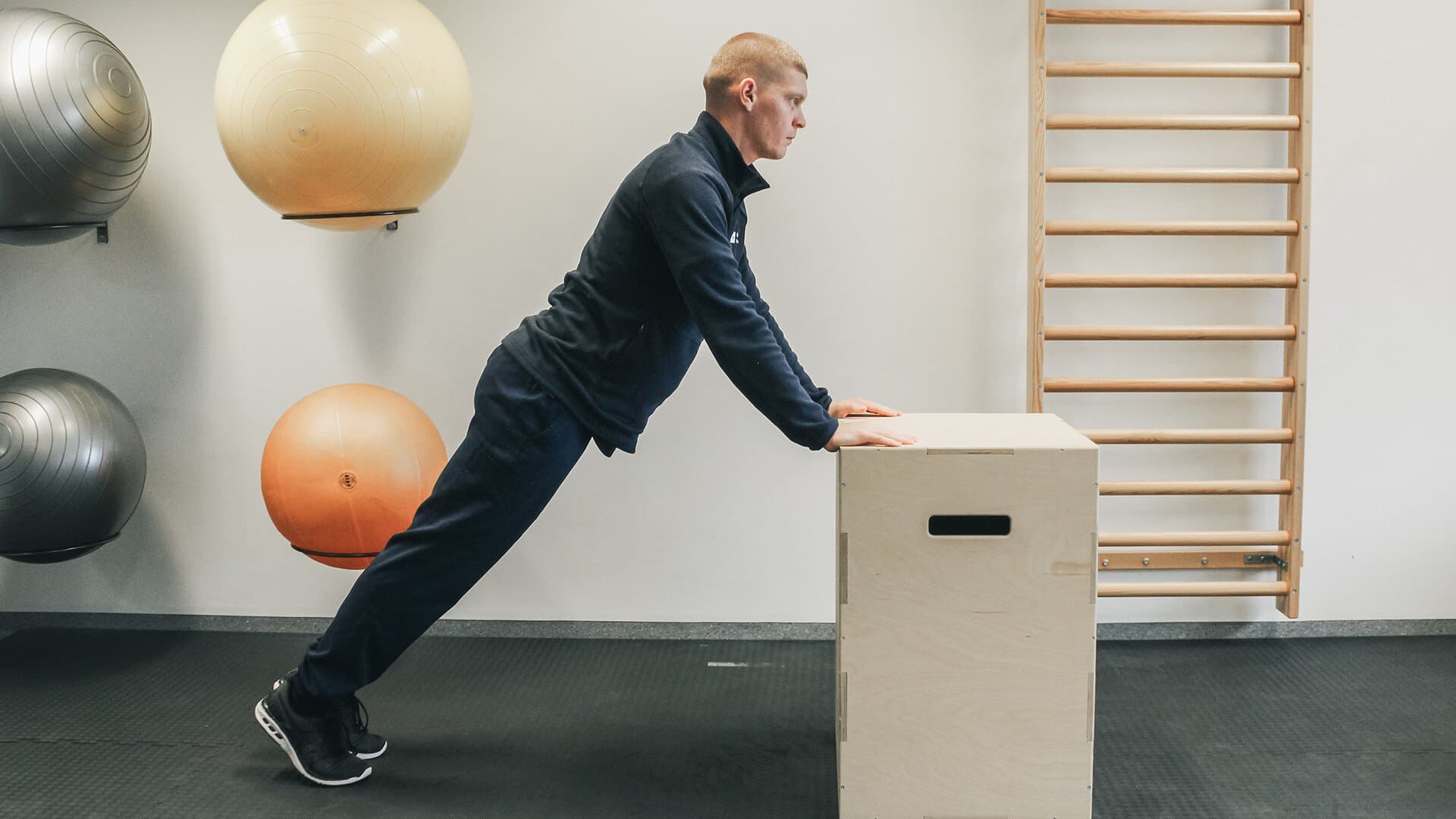 En man visar upp träningsövningar