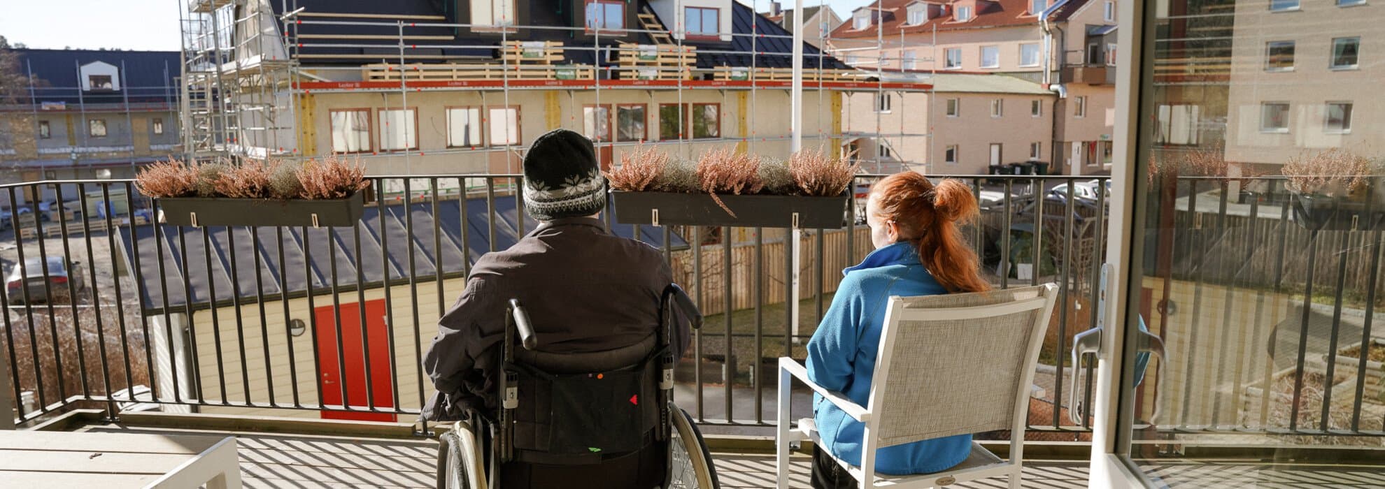 Två personer sitter på en terass