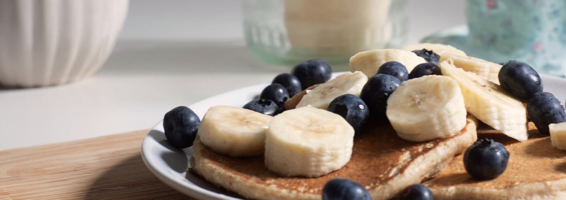 frukost, blåbär, banan och pannkakor