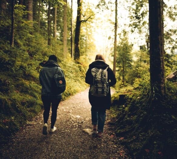 Två personer går i skogen Två personer går i skogen