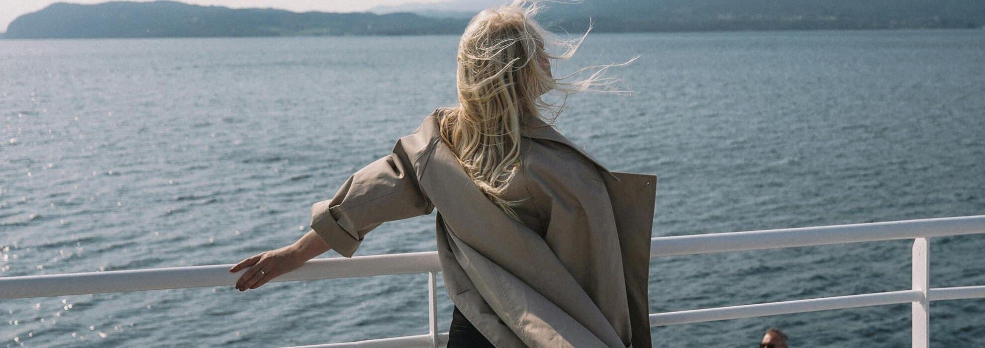 Kvinna står vid havet