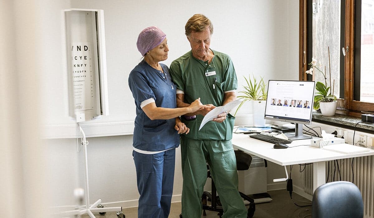 Ögonläkare kollar i papper Ögonläkare kollar i papper