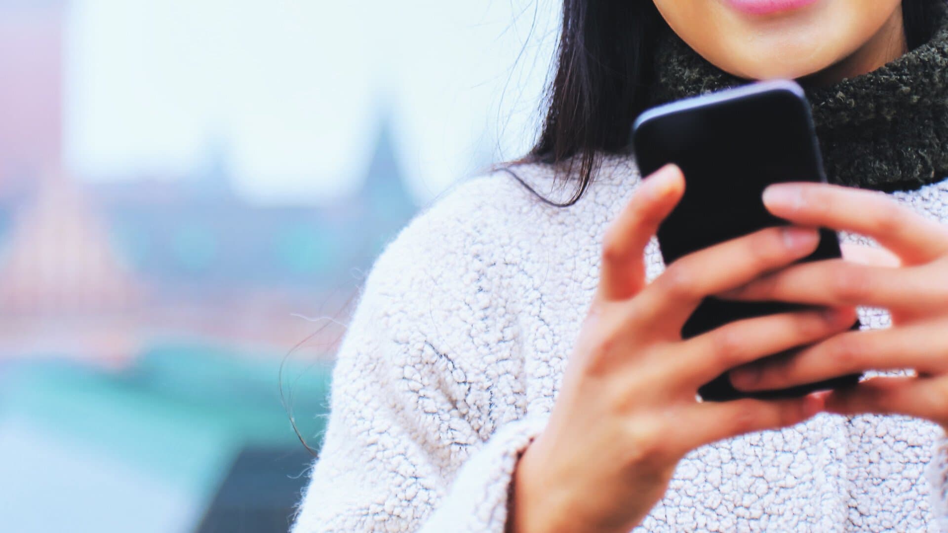 Kvinna håller i mobiltelefon Kvinna håller i mobiltelefon