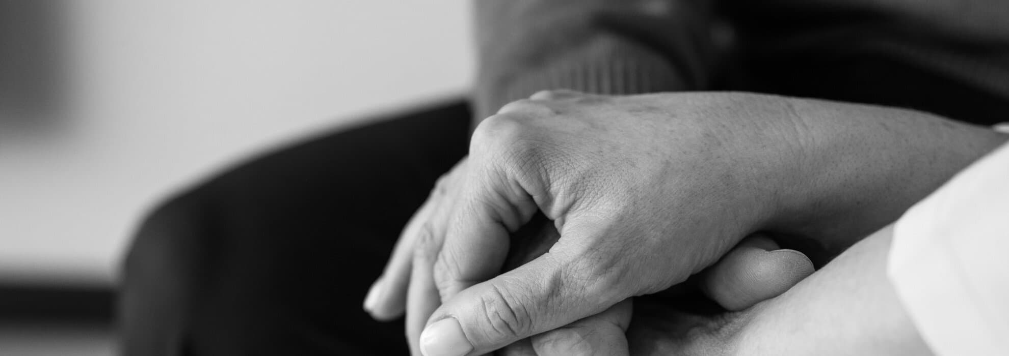 Kvinna står vid havet