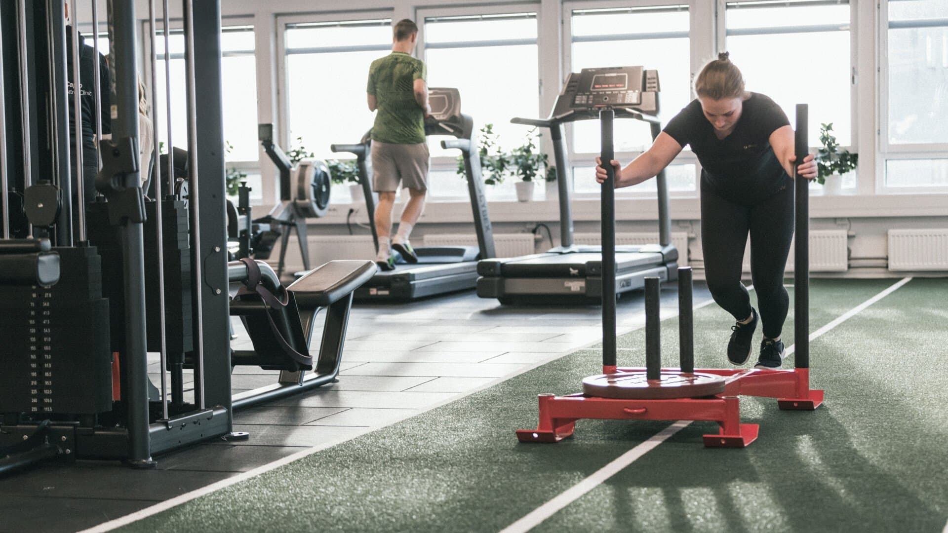Kvinna som tränar på gym Kvinna som tränar på gym