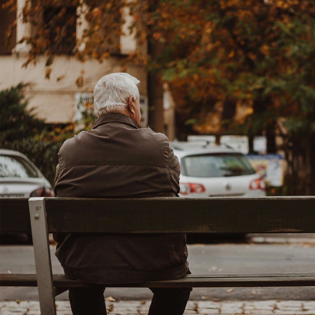 Man sitter på bänk