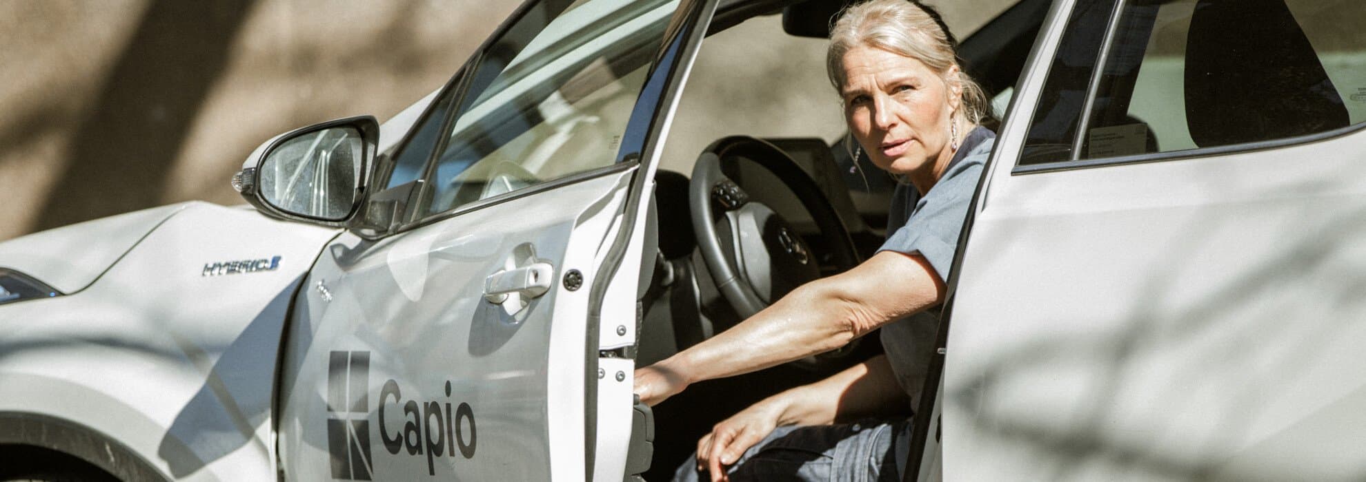 Personal i Capio-bil med öppen bildörr