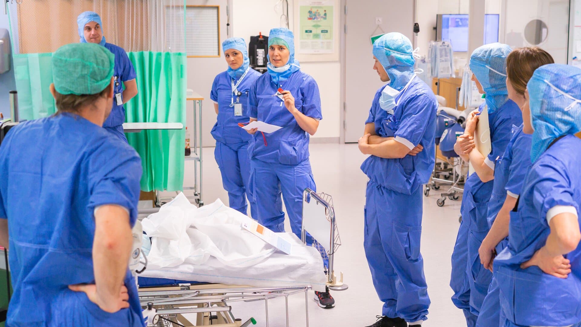 Personal på Capio Artro Clinic genomför HLR-simulering