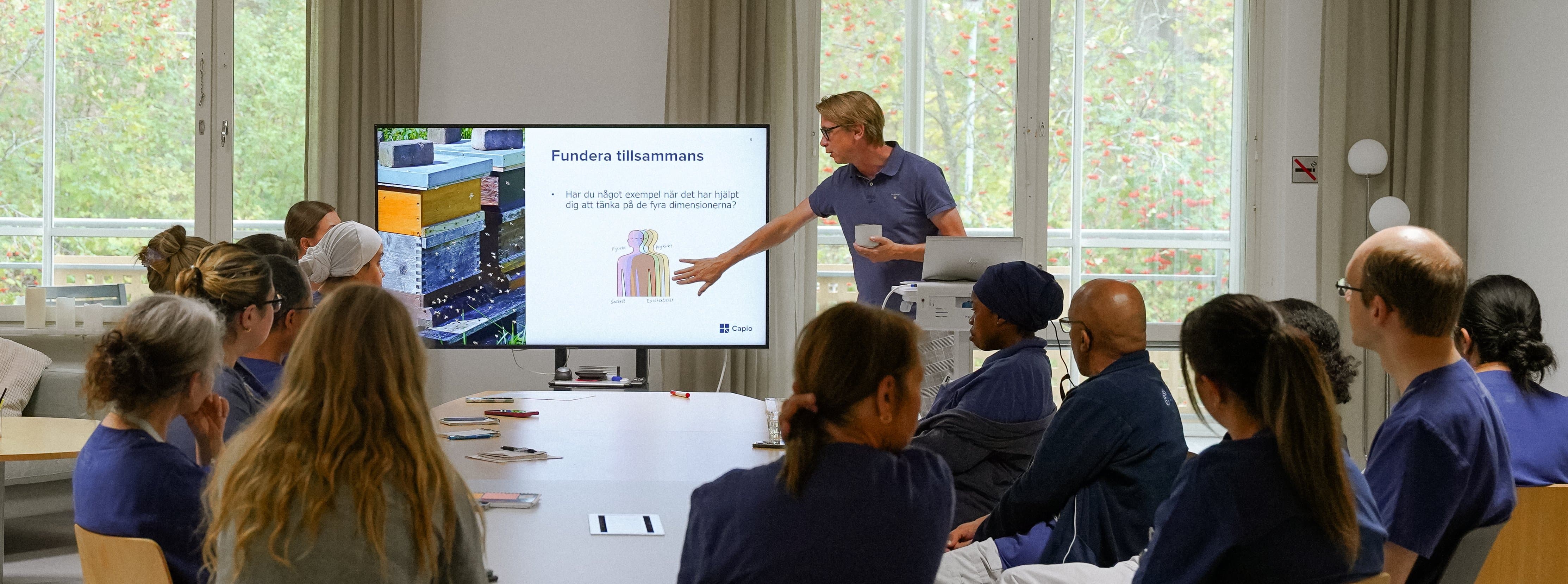 Personal sitter och pratar Personal sitter och pratar