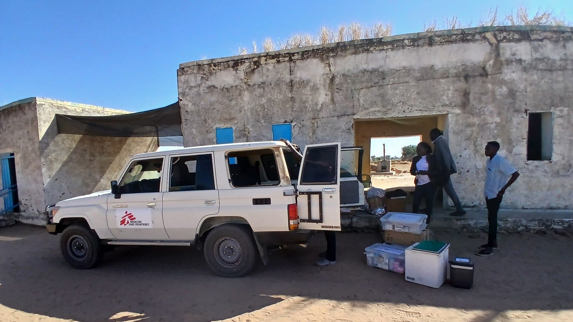 Den mobila kliniken packas ihop i en av bilarna