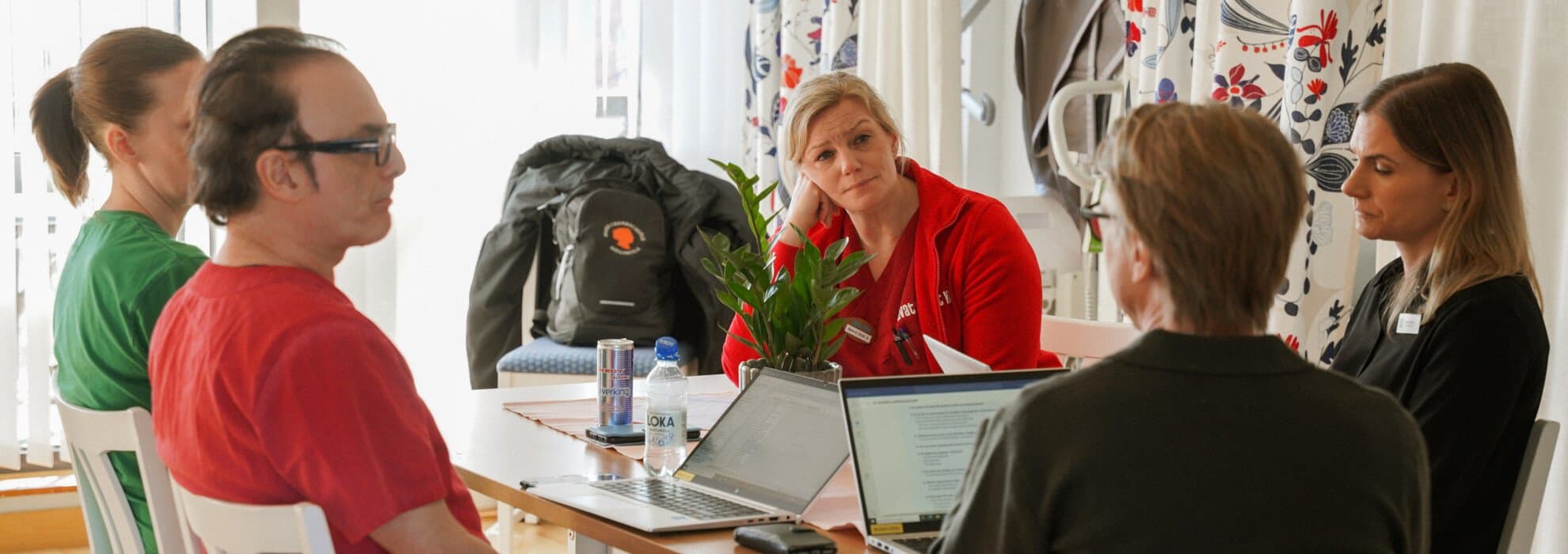 Människor som sitter i möte