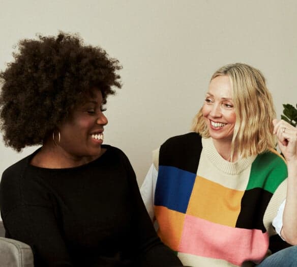 kvinnor ler kvinnor ler