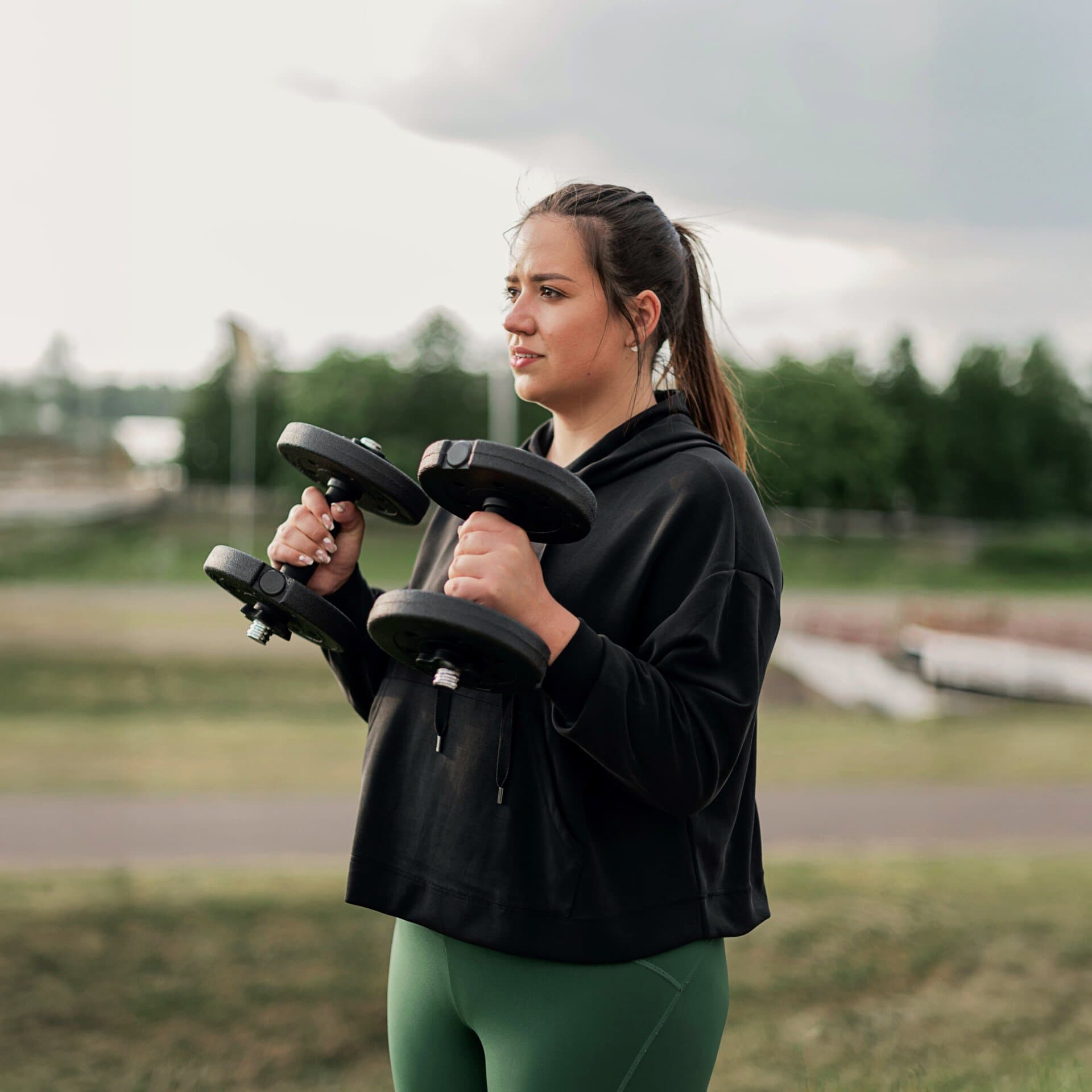 Kvinna håller i hantlar