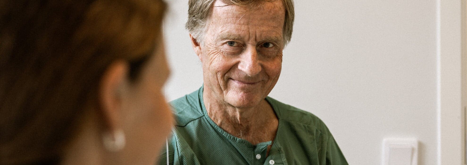 Ögonläkare undersöker patient