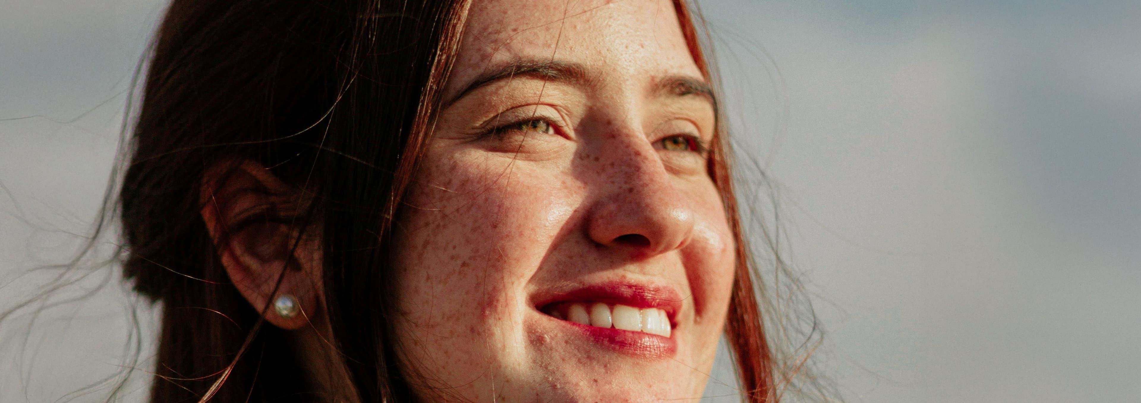Kvinna som ler