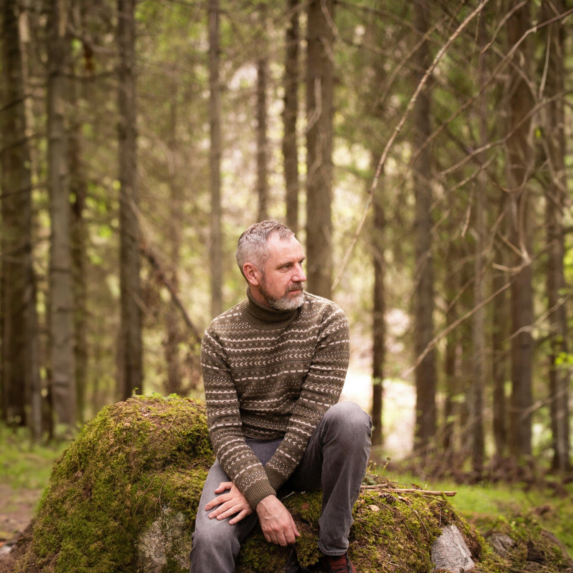 Man sitter i skogen