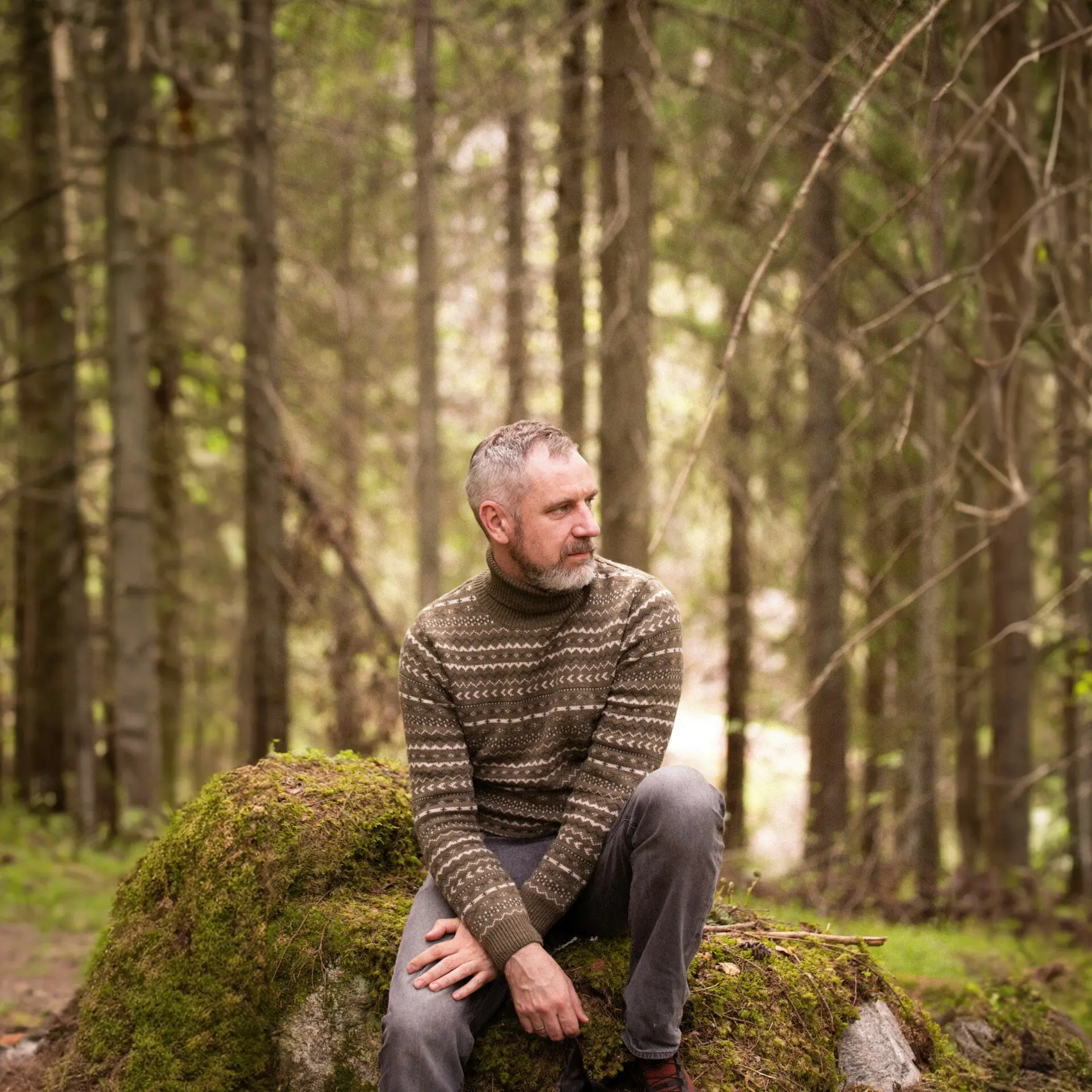 Man sitter i skogen Man sitter i skogen