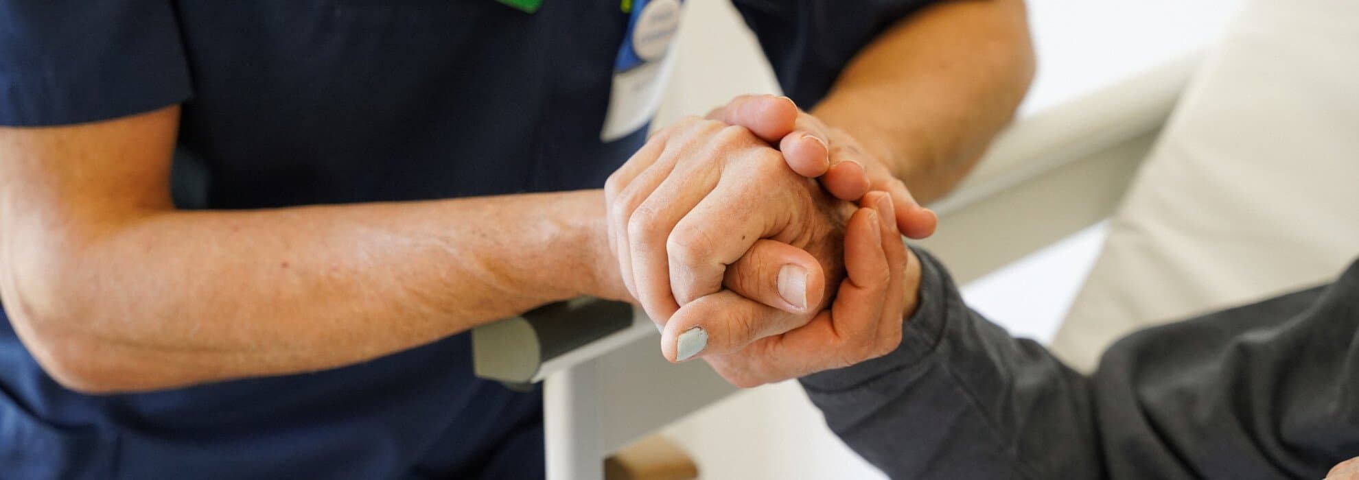 Läkare håller i en patients hand Läkare håller i en patients hand
