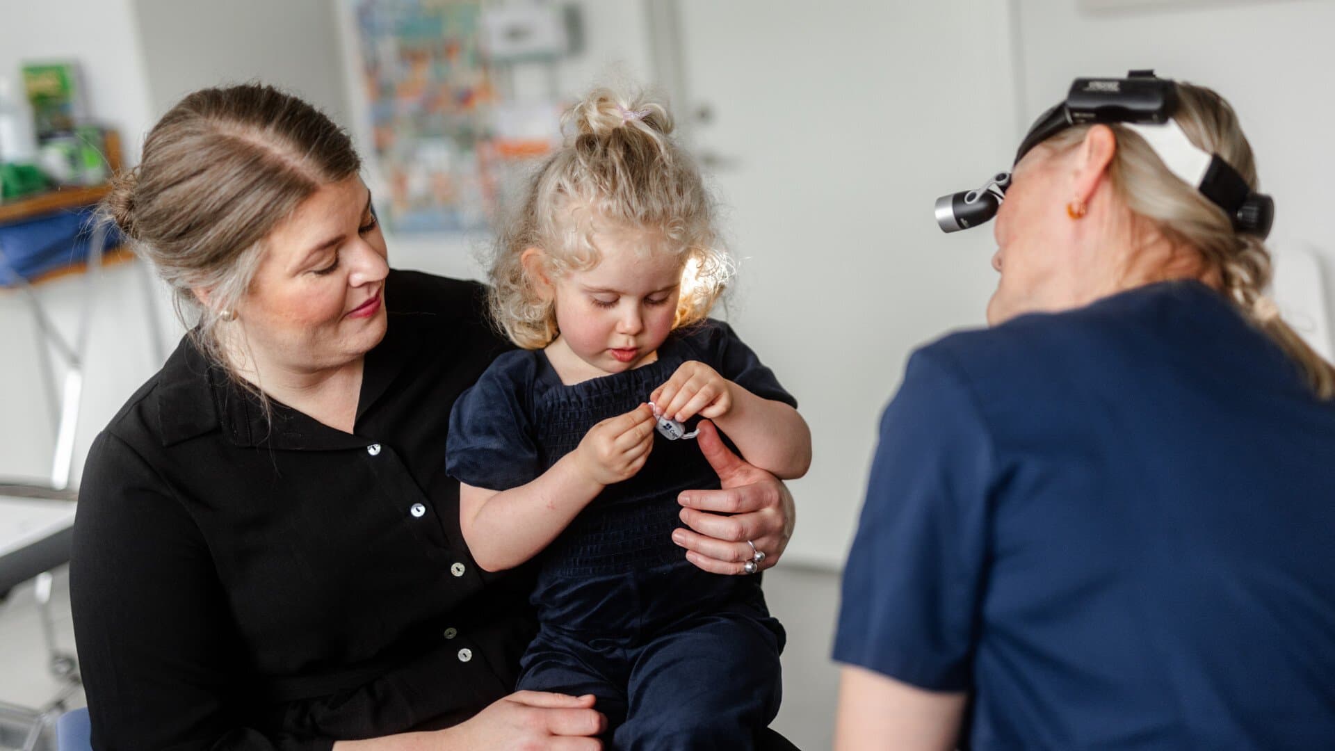 mamma och barn hos läkaren mamma och barn hos läkaren