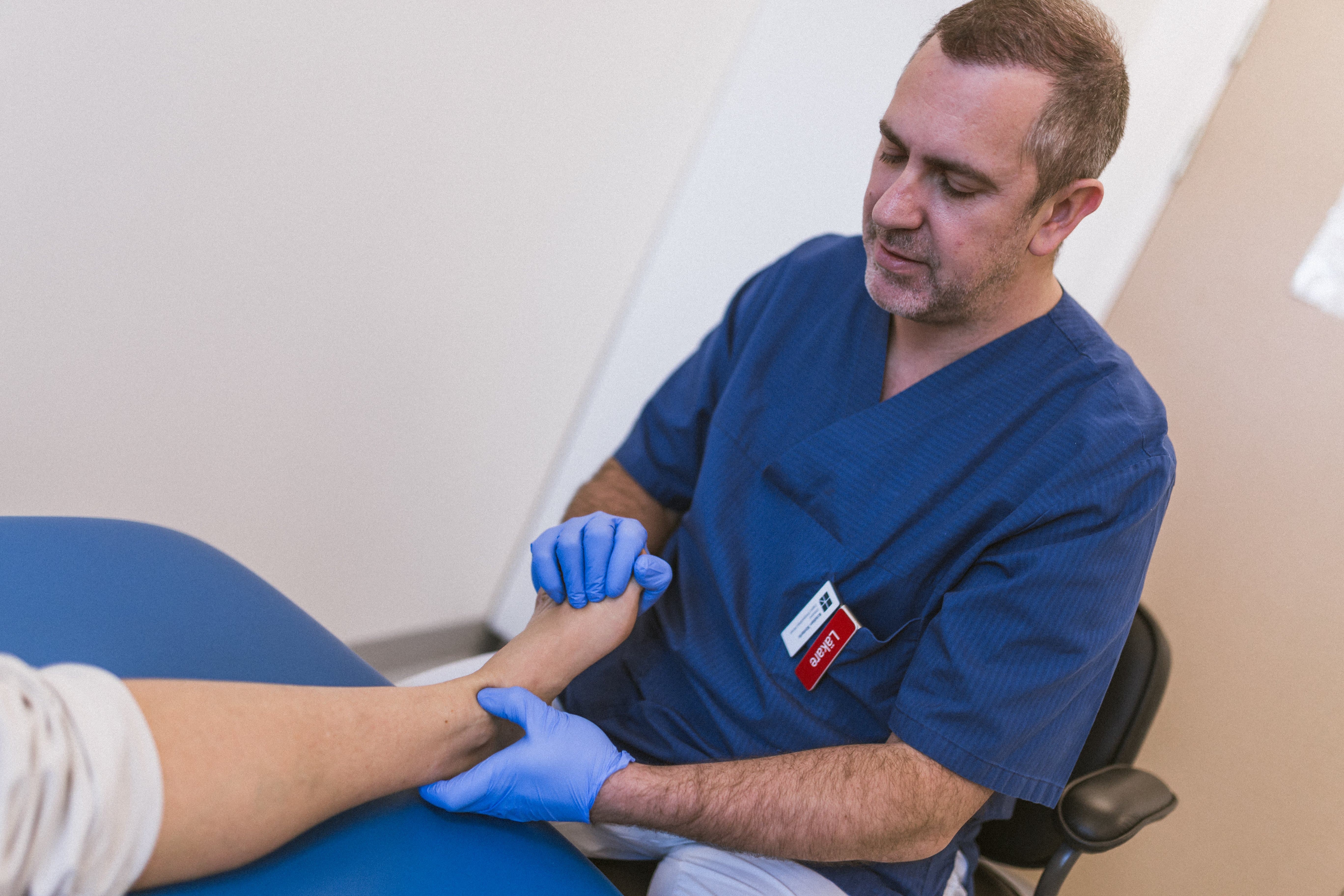 Ortoped undersöker fot