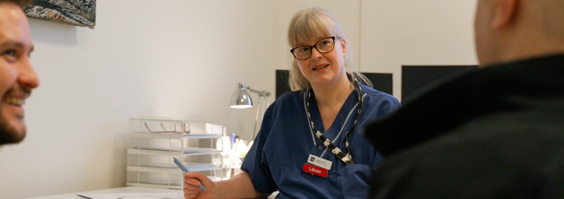 Närbild på ett äldre par som ömsint tittar varandra i ögonen