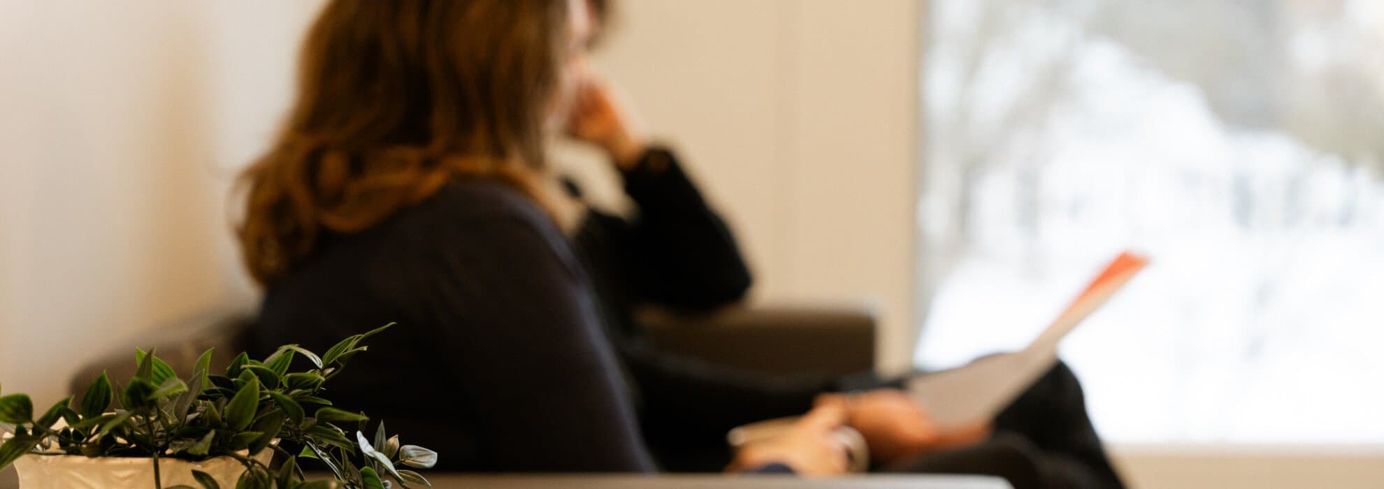 Två personer sitter i en soffa och kollar på ett informationsblad