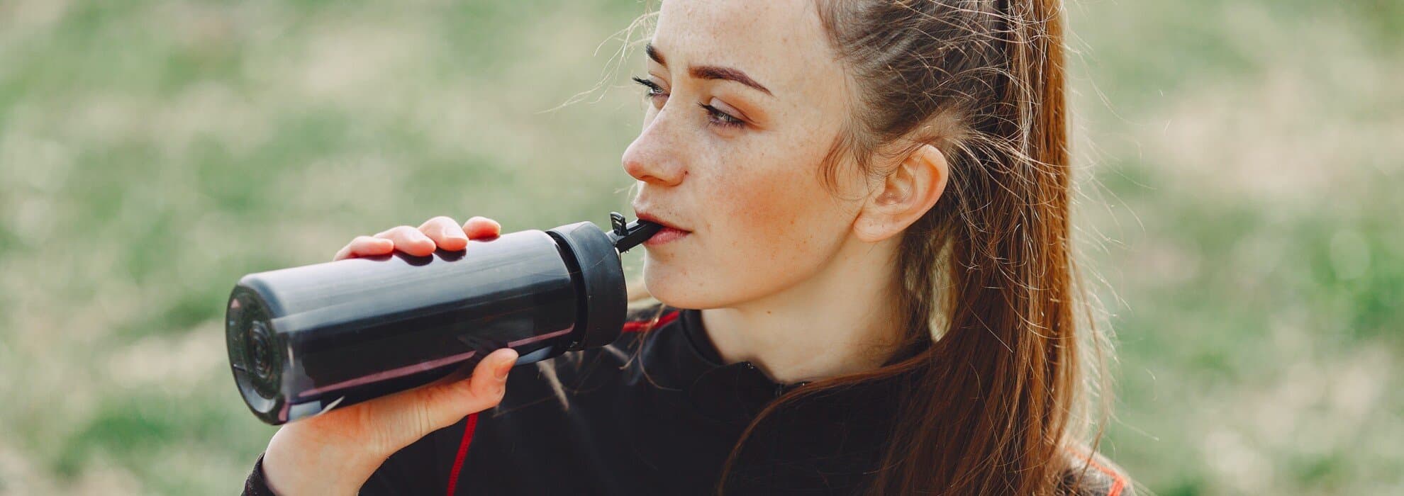 kvinna som dricker från vattenflaska kvinna som dricker från vattenflaska