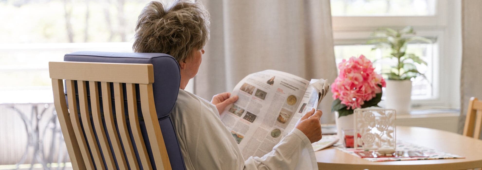 Person sitter och läser tidningen