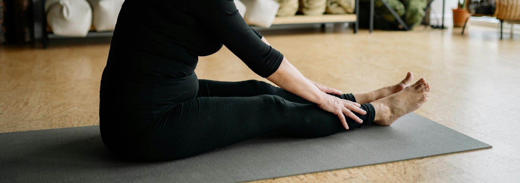kvinna som stretchar kvinna som stretchar