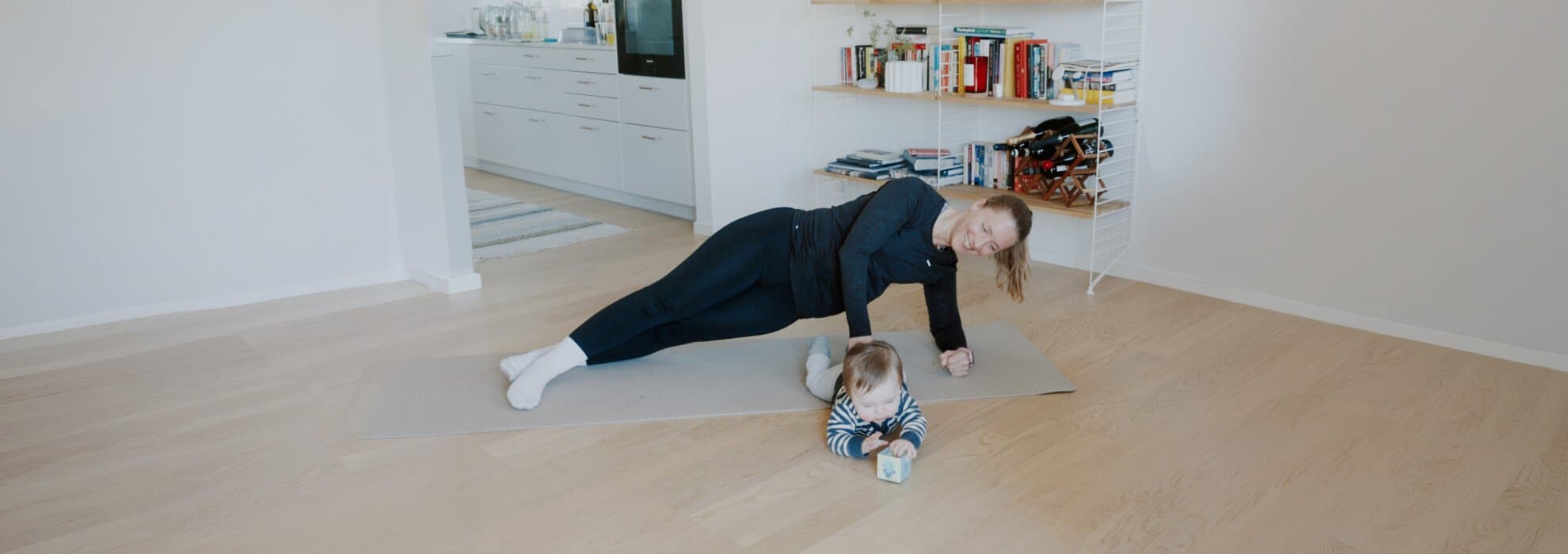 Mamma som tränar med bebis