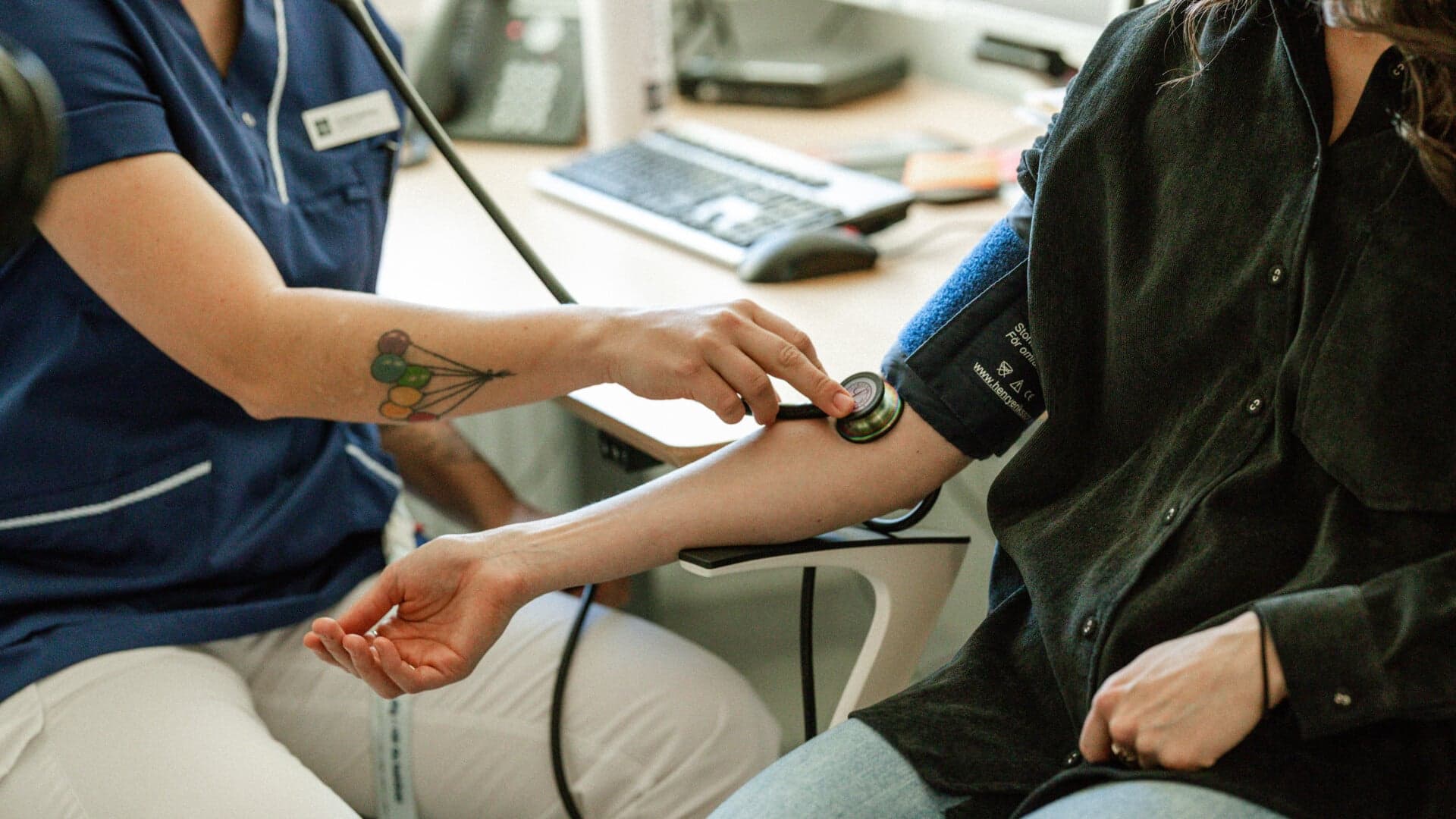 Vårdpersonal mäter blodtryck på patient
