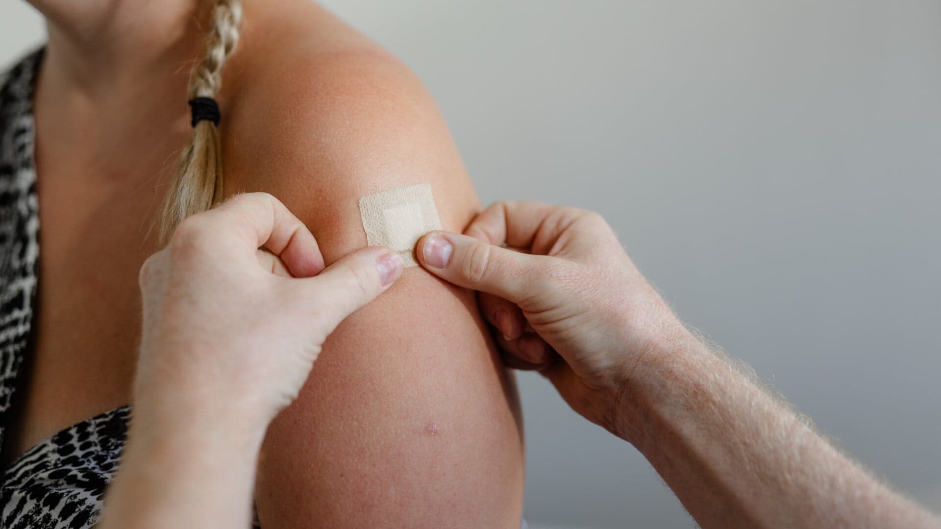 kvinna får plåster efter vaccination kvinna får plåster efter vaccination