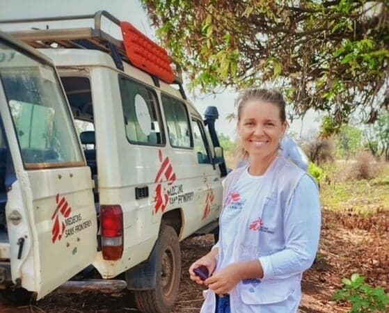 Anna-Lena Eriksson framför bilar från Läkare Utan Gränser