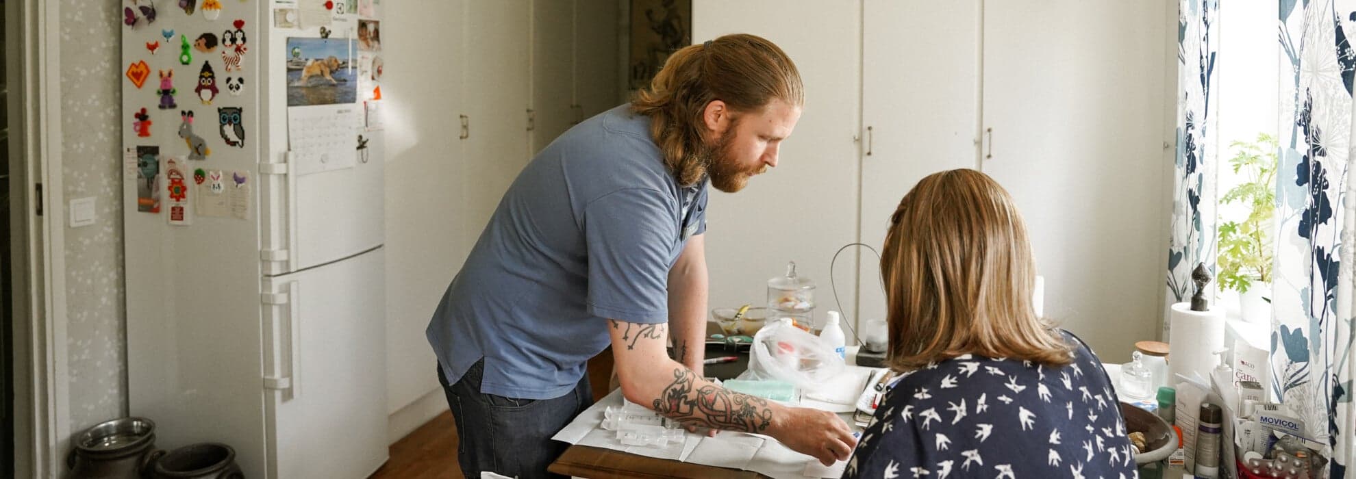 Sjuksköterska på hjälper patient i hemmet