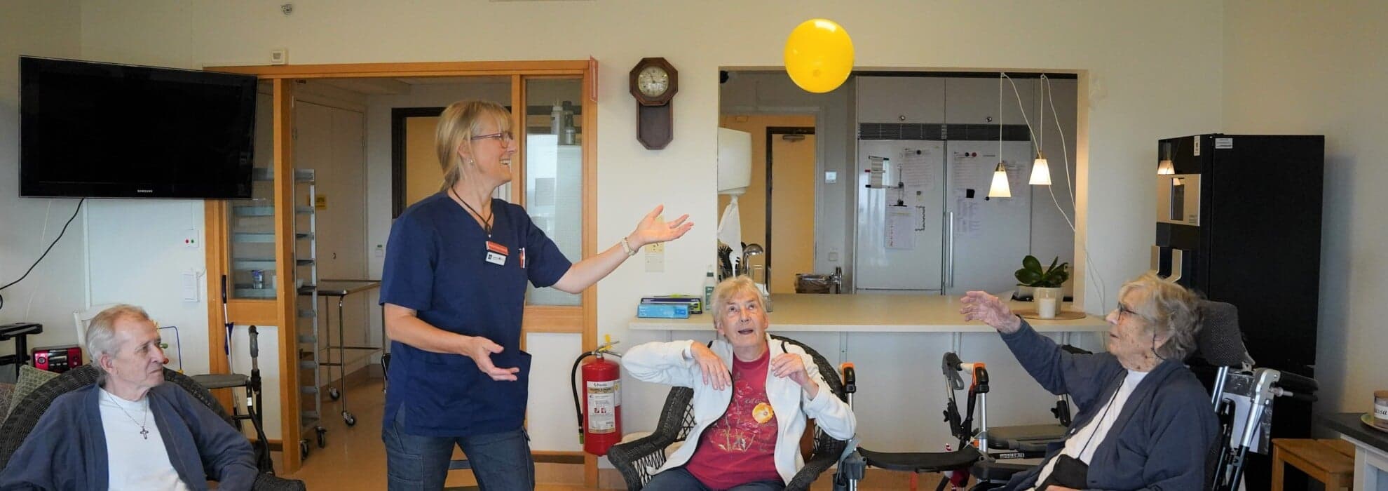 Vårdpersonal och patienter leker med ballong