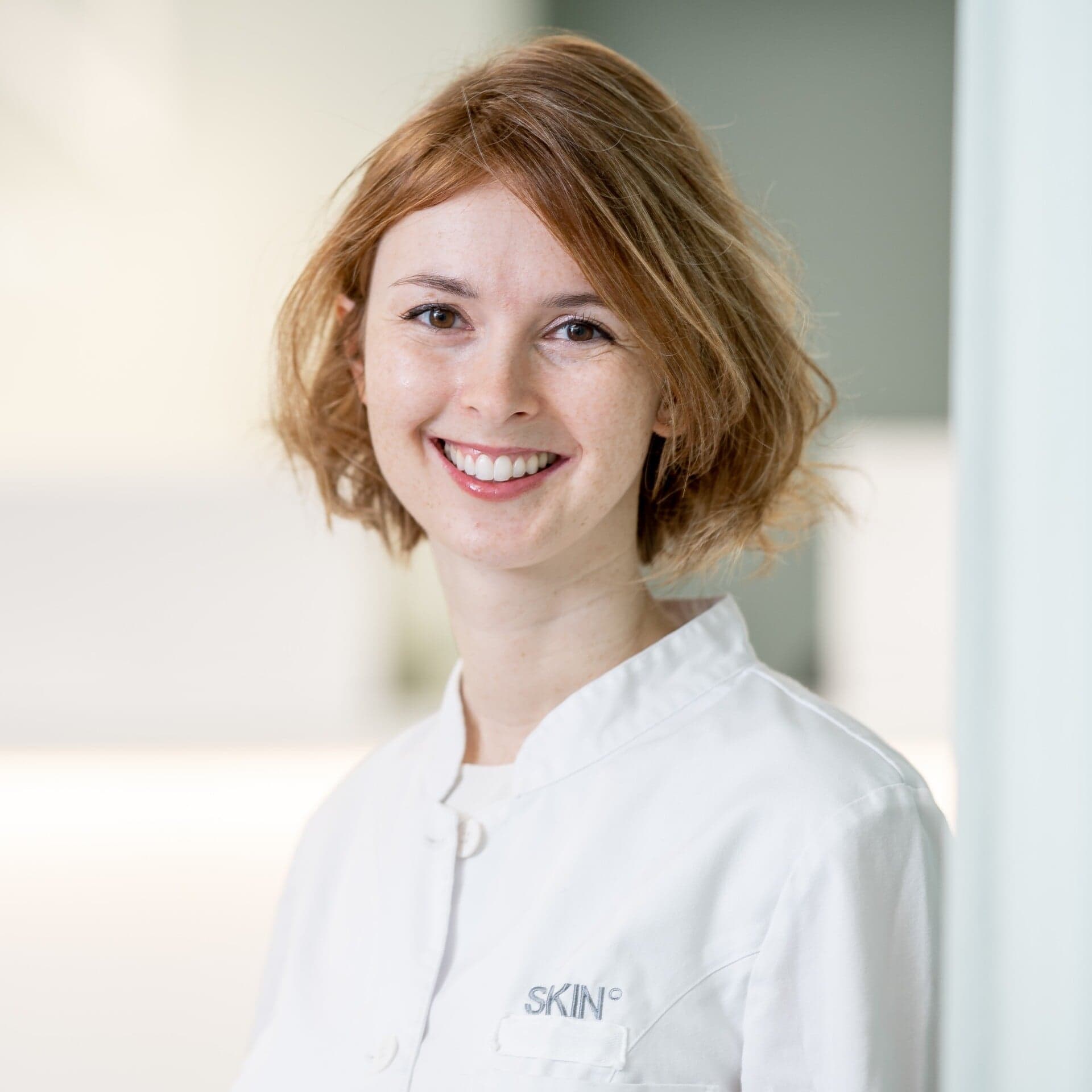 Specialistläkare i dermato-venereologi (hud-och könssjukdomar) sedan 2021. Legitimerad läkare sedan 2015. Karolina Wojewoda