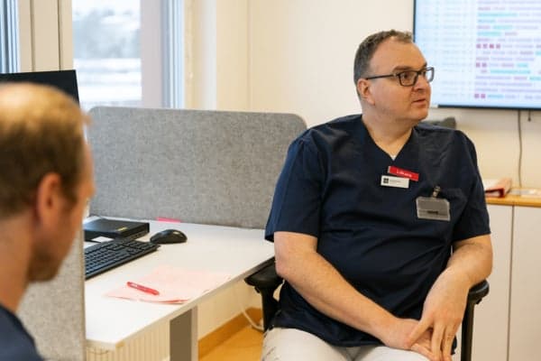 Vårdpersonal samtalar