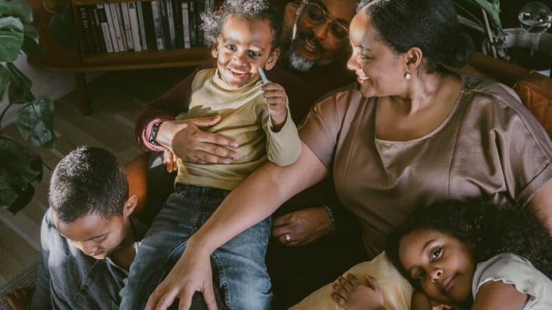 Mamma pussar på sitt barn. Mamma pussar på sitt barn.