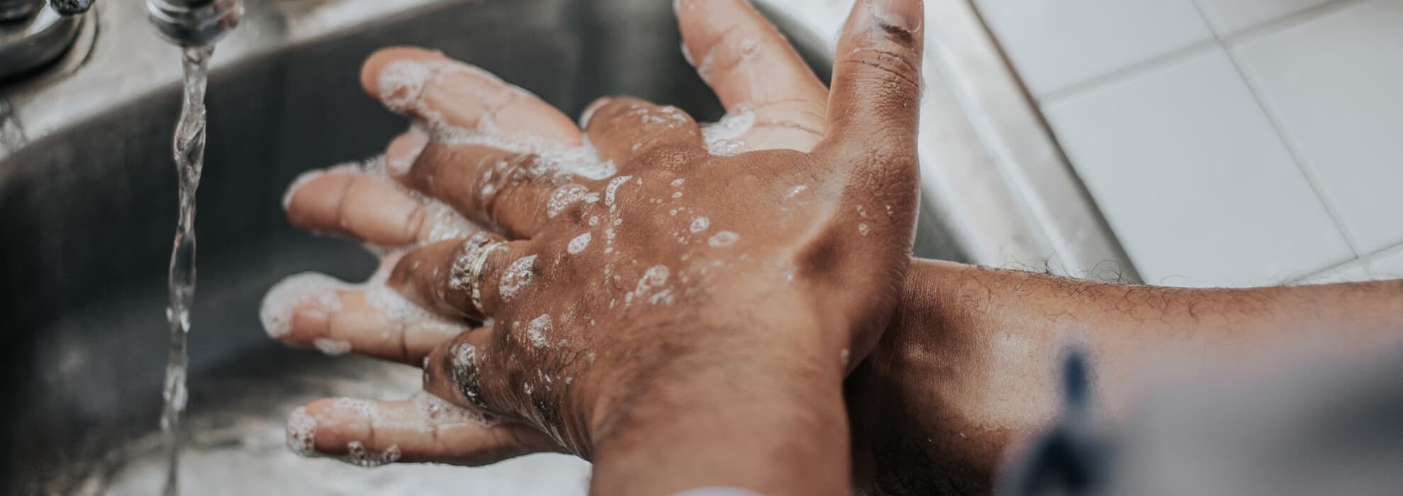 tvättar händerna