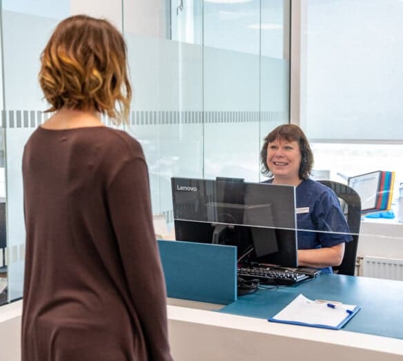 Patient som står i reception Patient som står i reception
