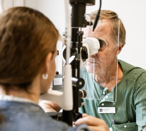 Läkare gör synfelsundersökning på patient Läkare gör synfelsundersökning på patient