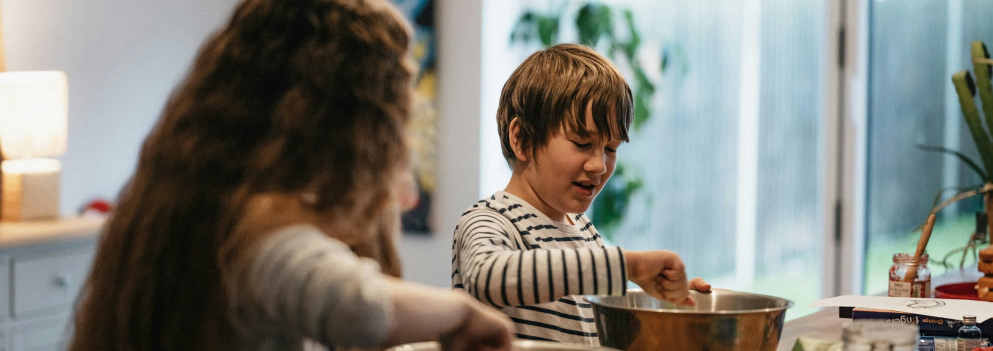 Barn lagar mat i ett kök Barn lagar mat i ett kök