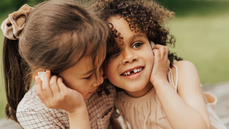 Två barn som håller om varandra
