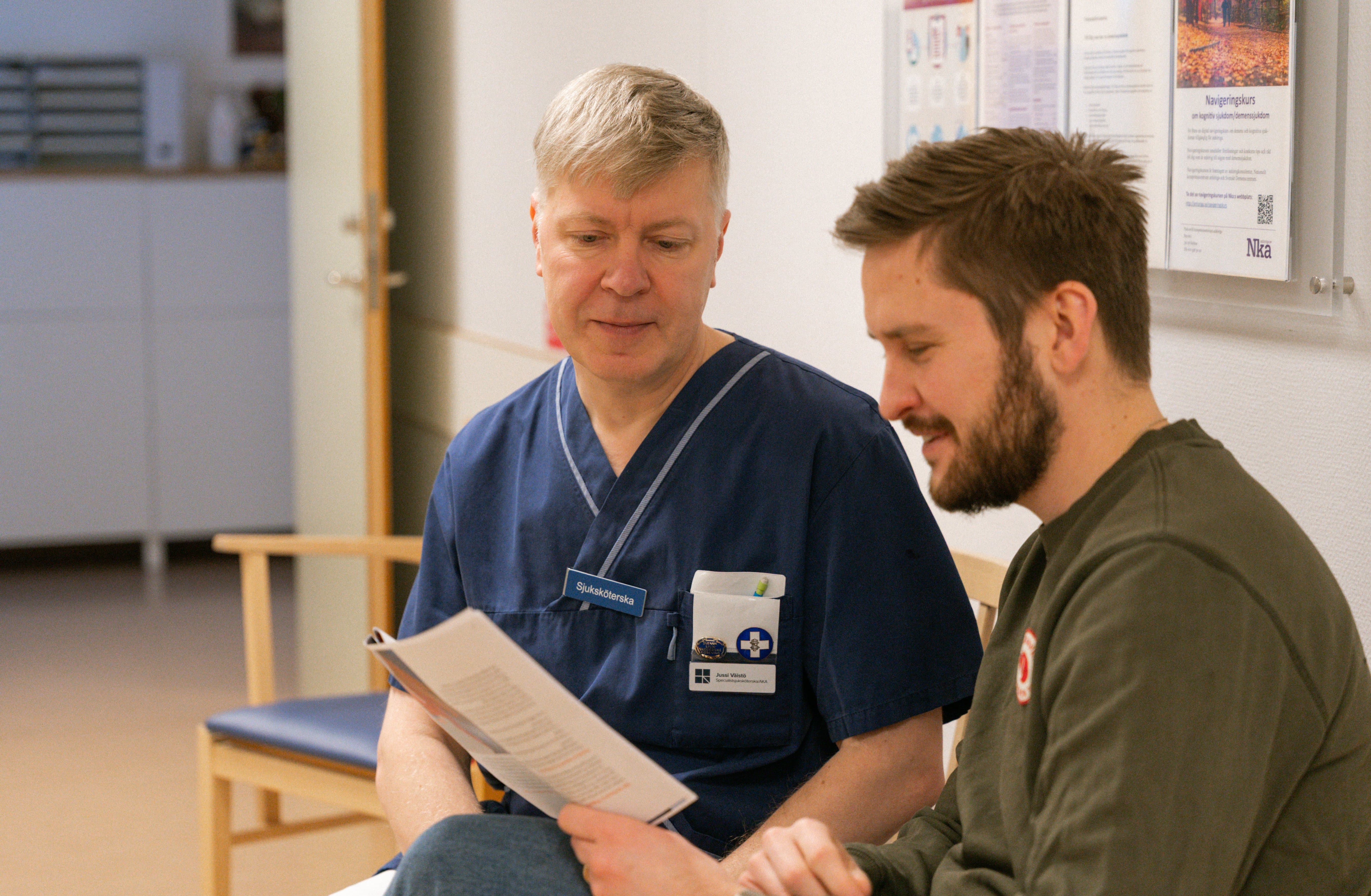 Patient gör färgtest på kognitiv mottagning