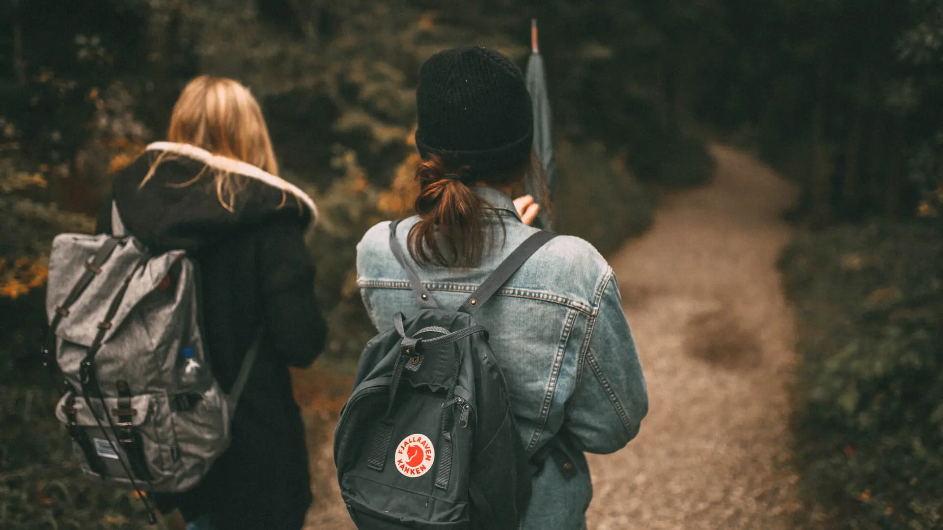 Unga tjejer på promenad