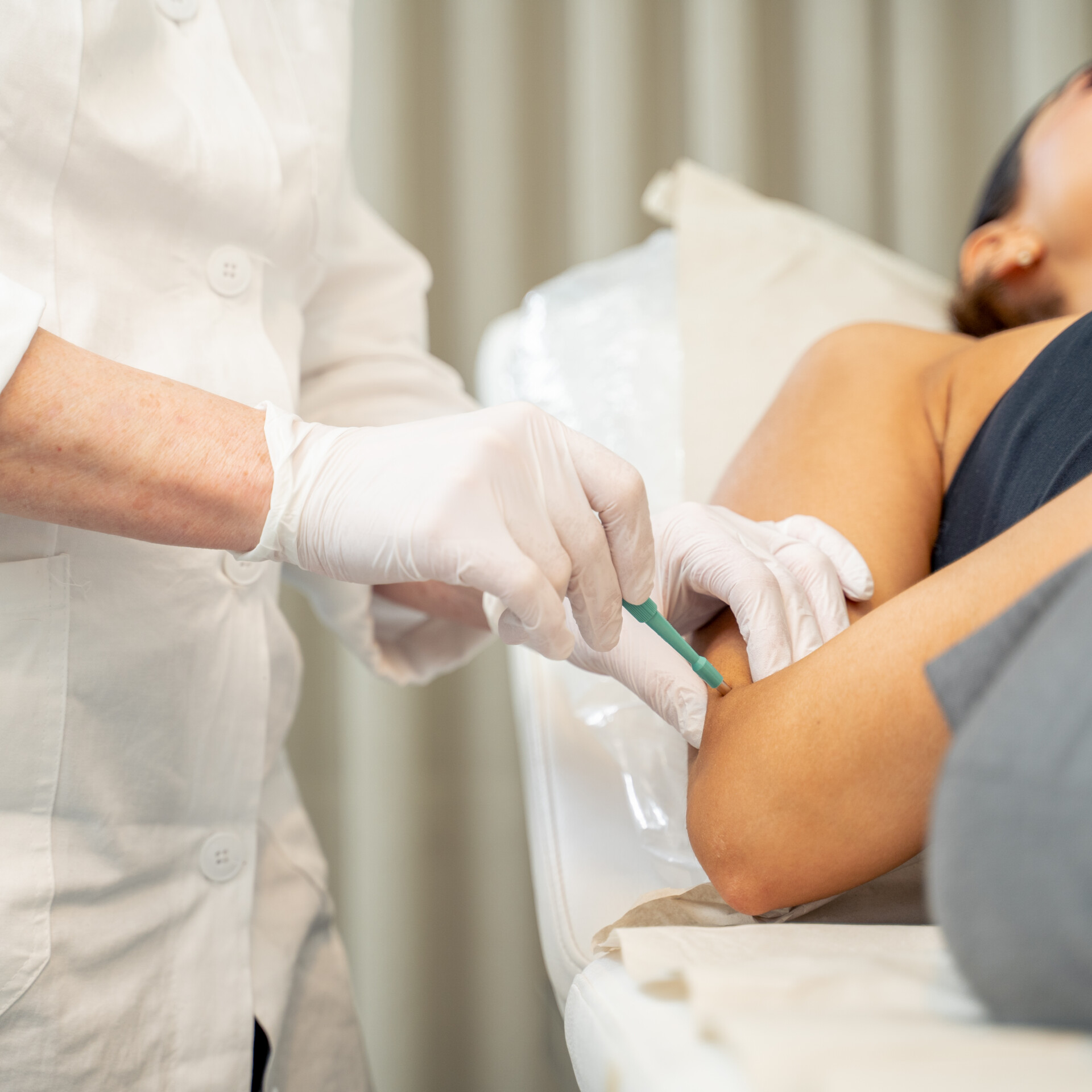 Läkare behandlar patient