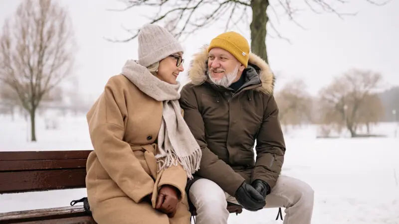 Par som sitter utomhus.